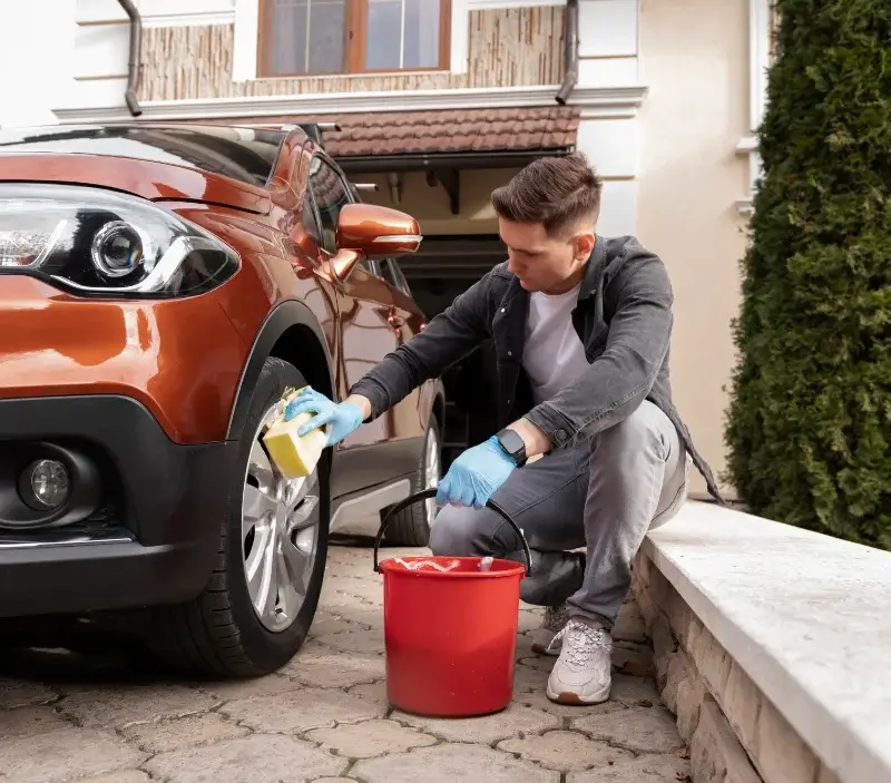 Lavage auto à domicile Quesnoy-sur-Deûle : professionnel intervenant sur un véhicule